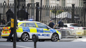 Zakucao se kombijem u kuću, pa mačetom napao više građana i policajaca u Londonu (VIDEO)