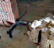 MUP objavio zvaničnu verziju sinoćnjih tragičnih događaja u okolini Mladenovca: Šta je pronađeno u vikendici osumnjičenog? (FOTO) 4