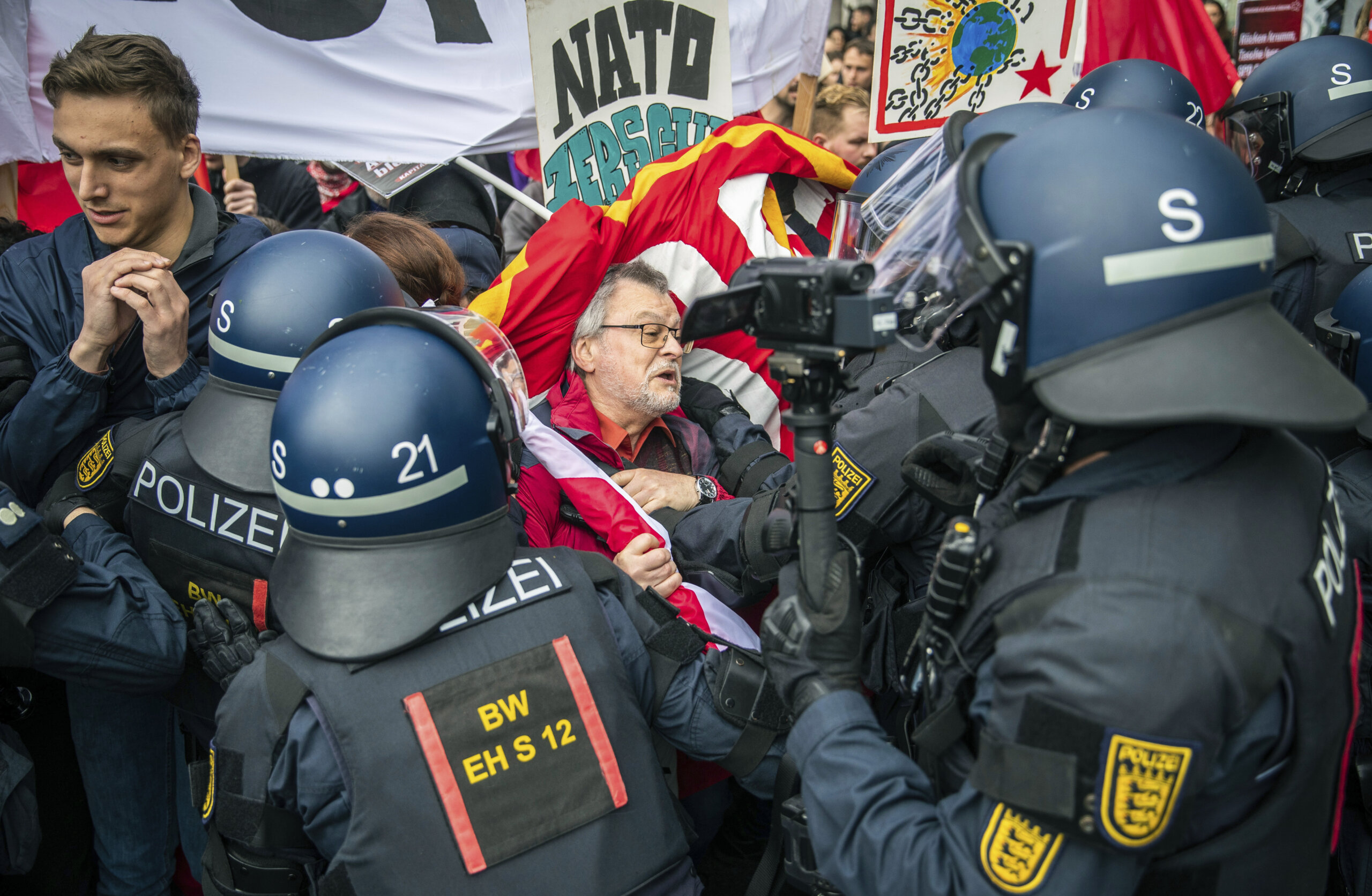 Marševi i demonstracije "moćnih sindikata", sukobi radnika i policije od Nemačke do Turske: Kako je u svetu obeležen Prvi maj (FOTO) 6 Marševi i demonstracije "moćnih sindikata", sukobi radnika i policije od Nemačke do Turske: Kako je u svetu obeležen Prvi maj (FOTO) 6