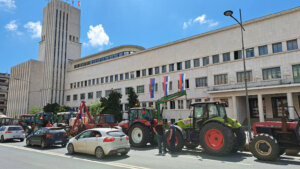 UŽIVO Drugi dan protesta poljoprivrednika: Novosadski poljoprivrednici večeras odlučuju o daljim protestima, Subotičani odblokirali centar grada (VIDEO, FOTO) 4 UŽIVO Drugi dan protesta poljoprivrednika: Novosadski poljoprivrednici večeras odlučuju o daljim protestima, Subotičani odblokirali centar grada (VIDEO, FOTO) 8