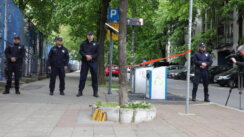 Građani ispred OŠ "Vladislav Ribnikar" odaju počast žrtvama 6