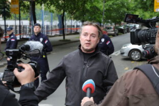 Građani ispred OŠ "Vladislav Ribnikar" odaju počast žrtvama 5