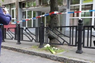 Građani ispred OŠ "Vladislav Ribnikar" odaju počast žrtvama 8