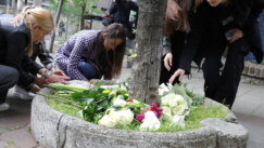 Građani ispred OŠ "Vladislav Ribnikar" odaju počast žrtvama 7