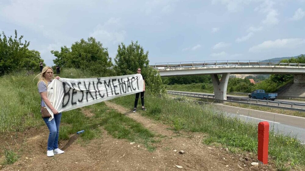 Sa transparentom „beskičmenjaci” aktivistkinje iz Kragujevca „ispratile sugrađane i komšije kako dolikuje” na SNS miting 1