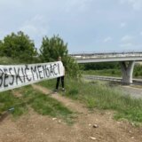 Sa transparentom „beskičmenjaci” aktivistkinje iz Kragujevca „ispratile sugrađane i komšije kako dolikuje” na SNS miting 14