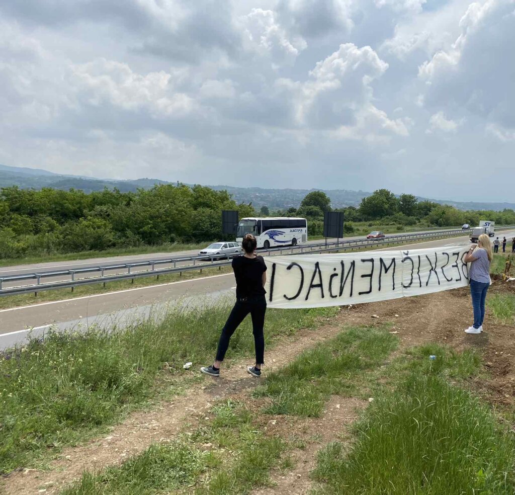 Sa transparentom „beskičmenjaci” aktivistkinje iz Kragujevca „ispratile sugrađane i komšije kako dolikuje” na SNS miting 2