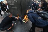 Novi Sad: Sveće na Trgu slobode za stradale u beogradskoj školi (FOTO) 3