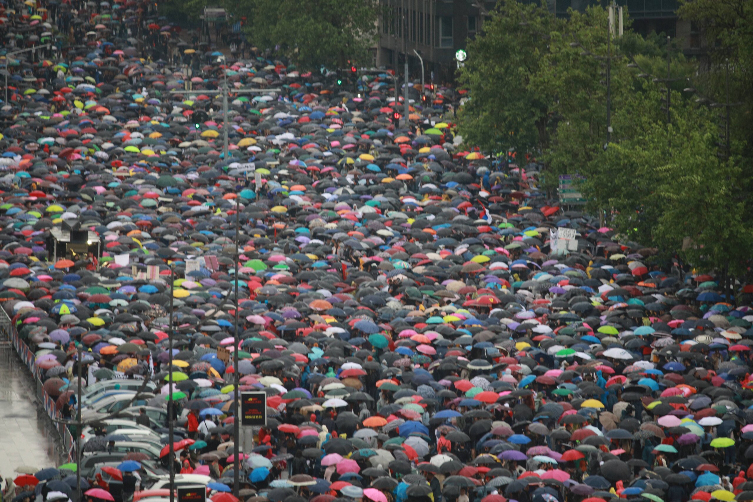 'Prsten' oko RTS-a, kiša, i uključenje u Dnevnik: Slike koje su obeležile protest "Srbija protiv nasilja" (FOTO) 17