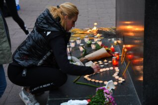 Novi Sad: Sveće na Trgu slobode za stradale u beogradskoj školi (FOTO) 2