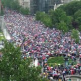 Analiza DW o protestu "Srbija protiv nasilja" i SNS mitingu: Jaka kiša, mnogo ljudi, razlika u - volji 4