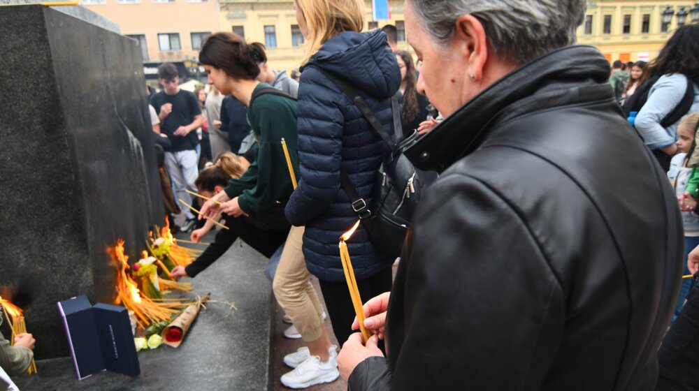 Novi Sad: Sveće na Trgu slobode za stradale u beogradskoj školi (FOTO) 1