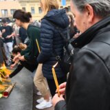 Novi Sad: Sveće na Trgu slobode za stradale u beogradskoj školi (FOTO) 2