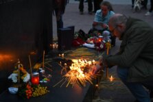 Novi Sad: Sveće na Trgu slobode za stradale u beogradskoj školi (FOTO) 5
