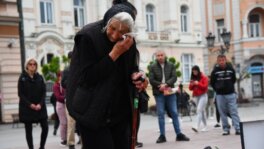 Novi Sad: Sveće na Trgu slobode za stradale u beogradskoj školi (FOTO) 6