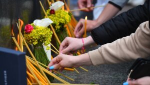 I na Trgu Republike u Beogradu građani večeras pale sveće i ostavljaju cveće za stradale u Novom Sadu 1