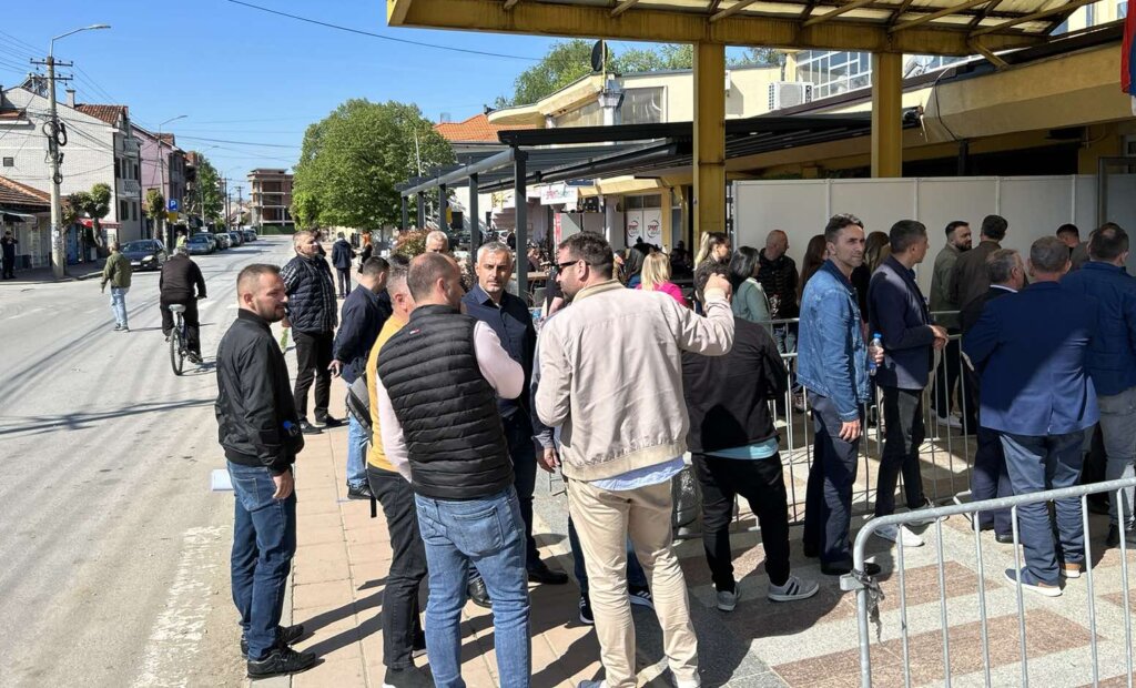 Politička utakmica Albanaca za izbor sastava Nacionalnog saveta u sportskoj hali u Bujanovcu 2 Politička utakmica Albanaca za izbor sastava Nacionalnog saveta u sportskoj hali u Bujanovcu 2