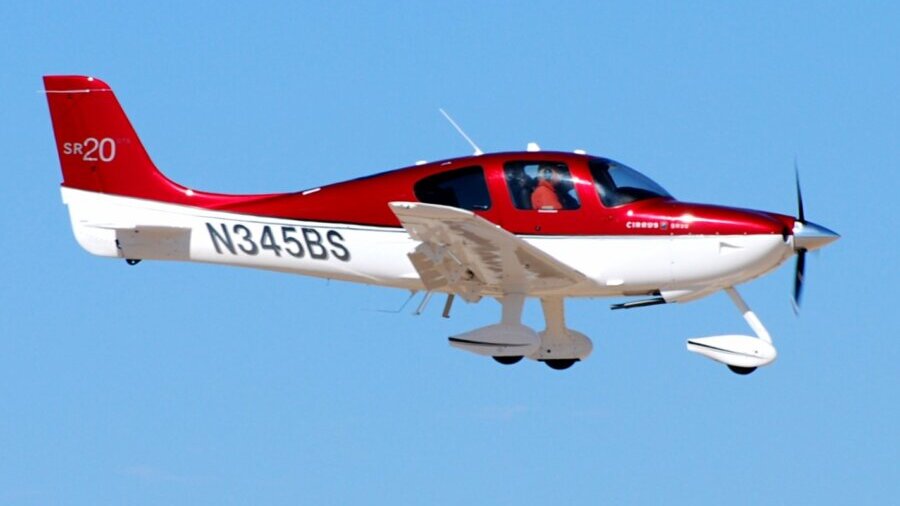 (VIDEO) Avion promašio pistu pa se zabio u automobil 1