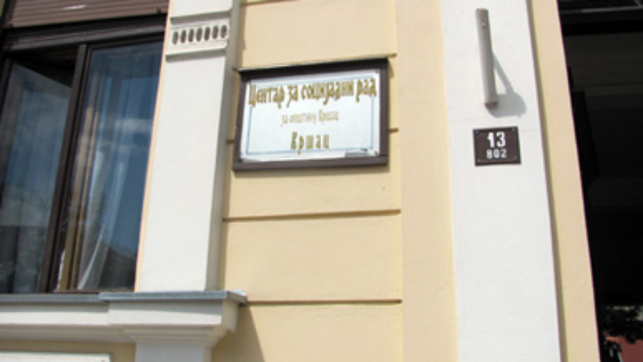 Da li će direktorka Centra za socijalni rad nastaviti da radi svoj posao nakon isteka suspenzije licence zbog slučaja ubistva devojčice? 1