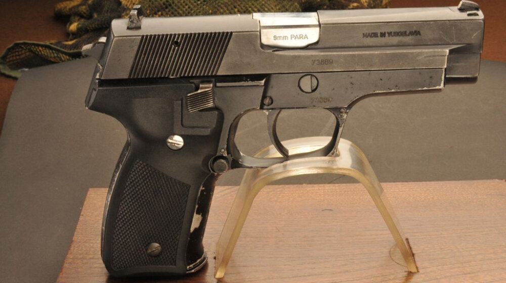 Koje su karakteristike pištolja iz kojeg je pucano u OŠ "Vladislav Ribnikar"? 1