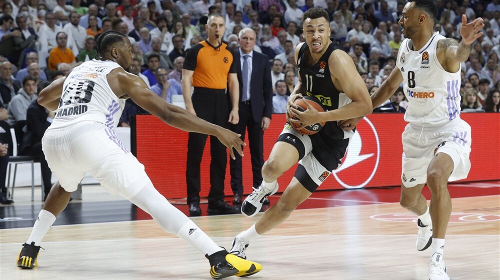 (VIDEO) Košarkaši Partizana sa zakašnjenjem stigli u dvoranu, po izlasku iz autobusa dočekala ih podrška navijača 1