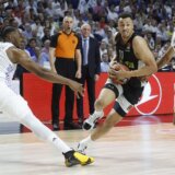 (VIDEO) Košarkaši Partizana sa zakašnjenjem stigli u dvoranu, po izlasku iz autobusa dočekala ih podrška navijača 5