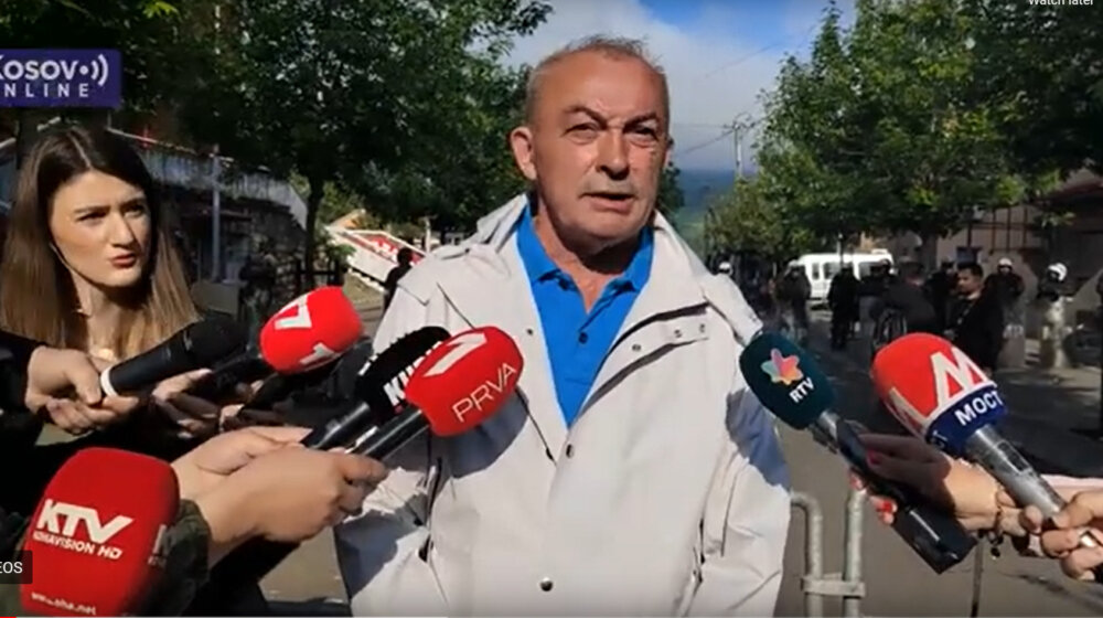 Nedeljković: Kfor obećao povlačenje specijalnih jedinica do 15 časova, došli smo to da sačekamo 1