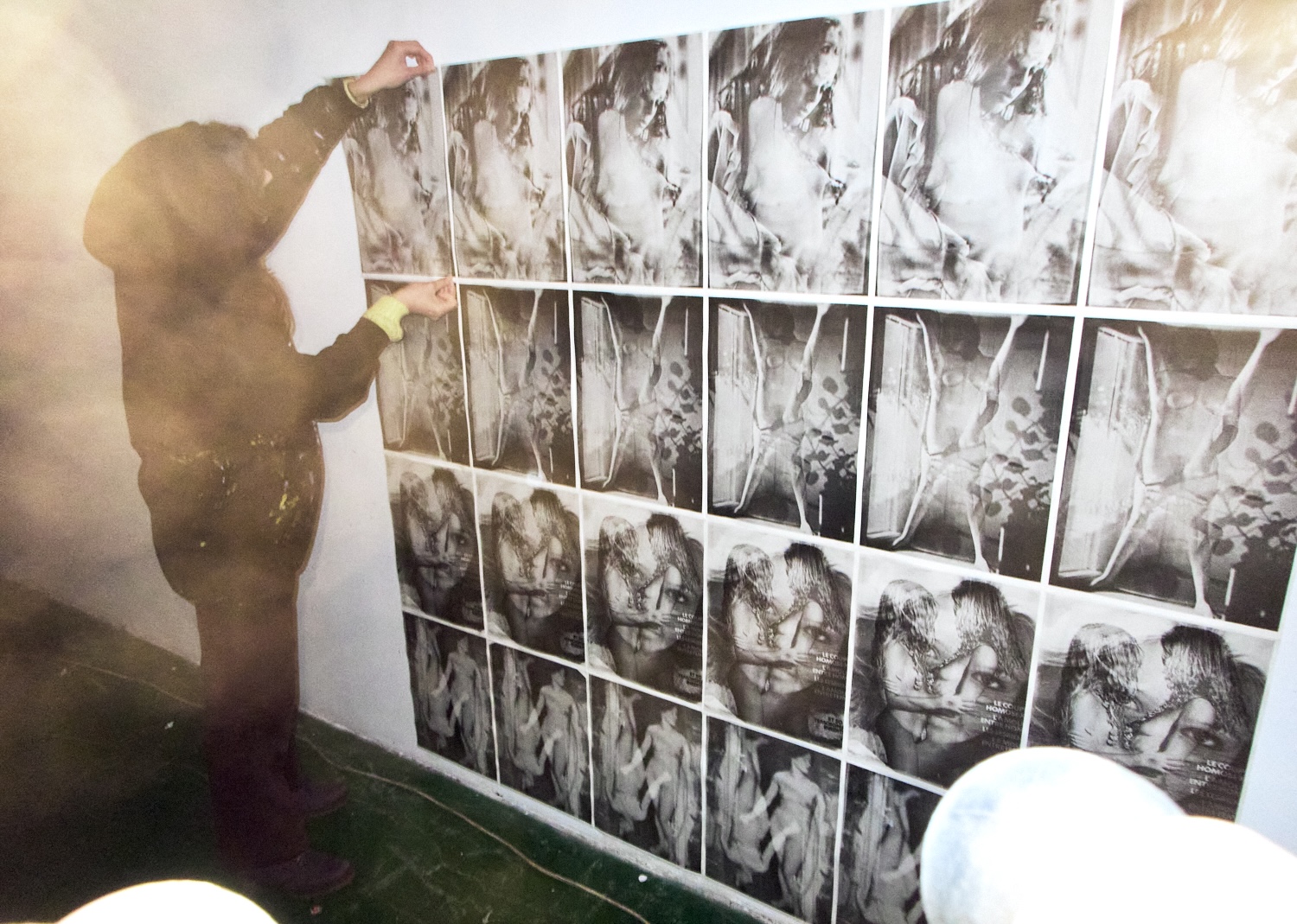 Umetnička knjiga nastala od pronađenih filmskih negativa: Umesto objekata u porno magazinima - žene sa karakterom 4 Umetnička knjiga nastala od pronađenih filmskih negativa: Umesto objekata u porno magazinima - žene sa karakterom 4