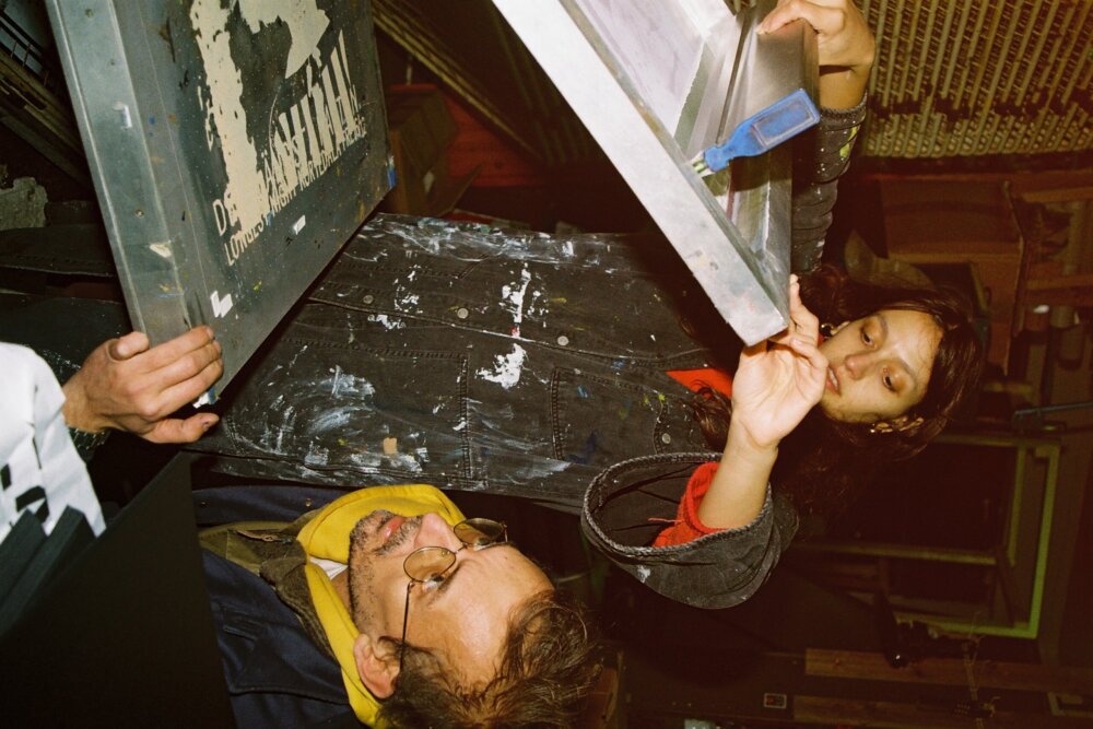 Umetnička knjiga nastala od pronađenih filmskih negativa: Umesto objekata u porno magazinima - žene sa karakterom 2 Umetnička knjiga nastala od pronađenih filmskih negativa: Umesto objekata u porno magazinima - žene sa karakterom 2