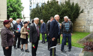 "Nekad je bilo solidarnosti, a danas su uzori starlete i kriminalci": Godišnjica smrti Josipa Broza Tita obeležena u Užicu 2 "Nekad je bilo solidarnosti, a danas su uzori starlete i kriminalci": Godišnjica smrti Josipa Broza Tita obeležena u Užicu 2