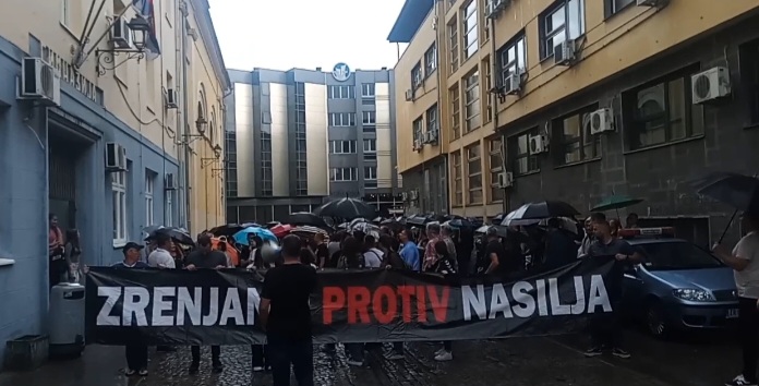 Zrenjaninci na protestu protiv nasilja marširali po kiši i tražili smenu direktora gimnazije 4