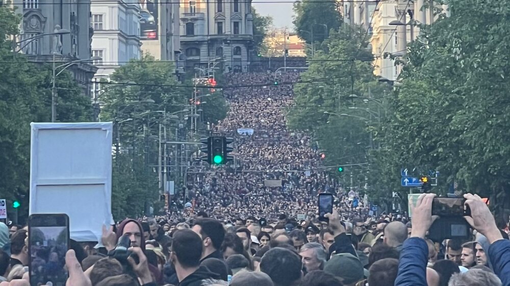 Kako je izgledao jedan od najmasovnijih protesta u Beogradu i blokada mosta Gazela (VIDEO) 1