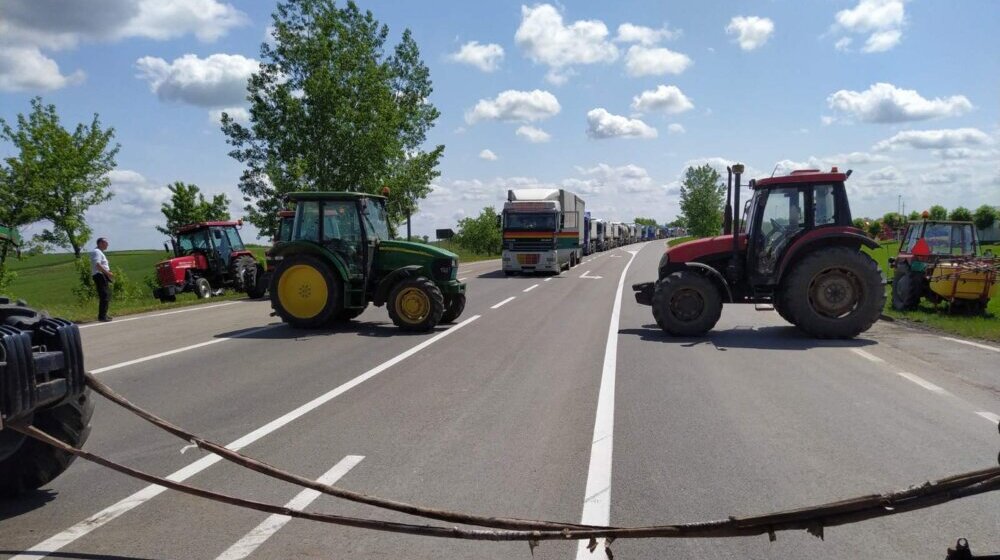 Kod Zrenjanina privremena obustava saobraćaja, uskoro blokada prema Kikindi: Gde će sve danas poljoprivrednici blokirati puteve? 1