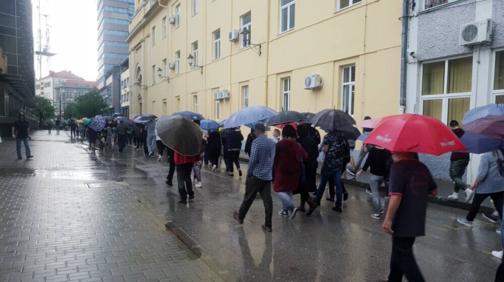 Zrenjaninci na protestu protiv nasilja marširali po kiši i tražili smenu direktora gimnazije 1
