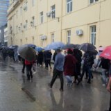 Zrenjaninci na protestu protiv nasilja marširali po kiši i tražili smenu direktora gimnazije 10