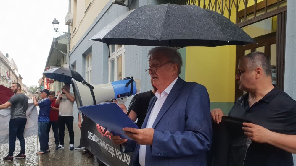 Zrenjaninci na protestu protiv nasilja marširali po kiši i tražili smenu direktora gimnazije 2