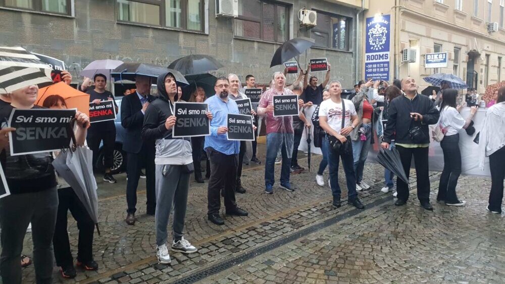 Zrenjaninci na protestu protiv nasilja marširali po kiši i tražili smenu direktora gimnazije 3