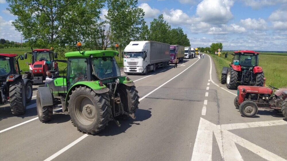 "Ne dolaze u obzir više usmena obećanja, prošle godine smo prevareni": Reporterka Danasa sa poljoprivrednicima na blokadi kod Aradca 1