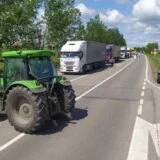 "Ne dolaze u obzir više usmena obećanja, prošle godine smo prevareni": Reporterka Danasa sa poljoprivrednicima na blokadi kod Aradca 3