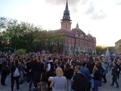 Subotičani odali počast stradalima u pucnjavi u beogradskoj školi Subotičani odali počast stradalima u pucnjavi u beogradskoj školi 14