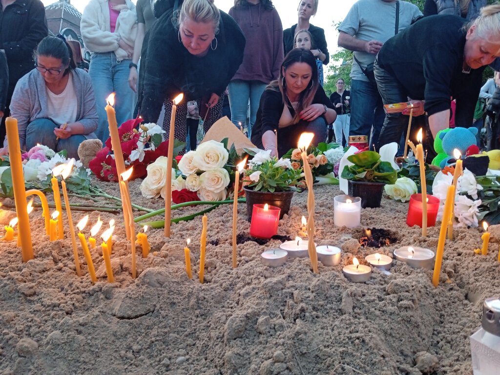 Subotičani odali počast stradalima u pucnjavi u beogradskoj školi 2 Subotičani odali počast stradalima u pucnjavi u beogradskoj školi 2