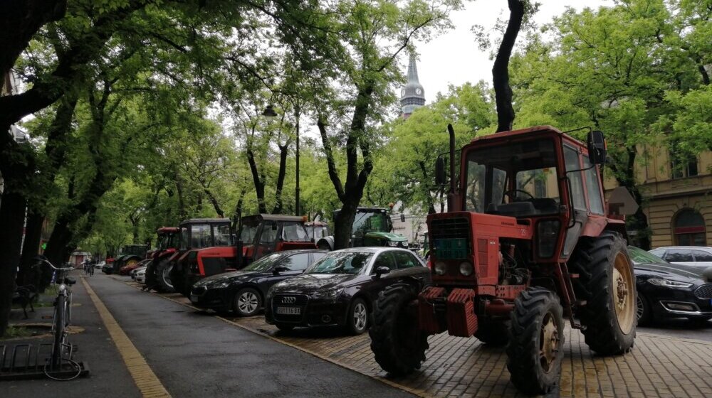 Policija sprečila dolazak poljoprivrednika traktorima iz Stare Pazove pred Skupštinu u Beograd 1