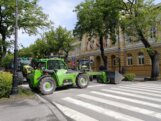 Subotički poljoprivrednici blokirali Štrosmajerovu ulicu Subotički poljoprivrednici radikalizovali protest: U centru grada 45 traktora, tokom dana još dve blokade Štrosmajerove ulice 5