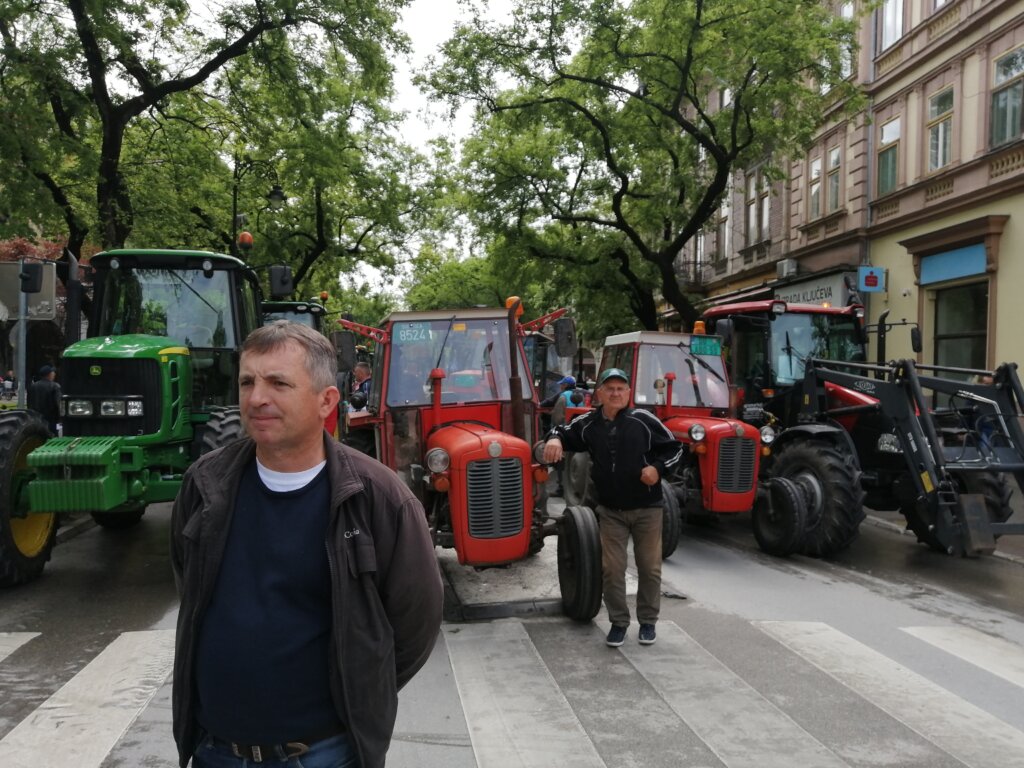 Subotički poljoprivrednici radikalizovali protest: U centru grada 45 traktora, tokom dana još dve blokade Štrosmajerove ulice 3 Subotički poljoprivrednici radikalizovali protest: U centru grada 45 traktora, tokom dana još dve blokade Štrosmajerove ulice 3