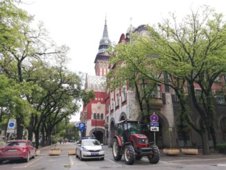 Subotički poljoprivrednici blokirali Štrosmajerovu ulicu Subotički poljoprivrednici radikalizovali protest: U centru grada 45 traktora, tokom dana još dve blokade Štrosmajerove ulice 12