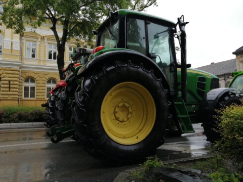 Subotički poljoprivrednici blokirali Štrosmajerovu ulicu do daljeg Subotički poljoprivrednici blokirali podvožnjak u Maksima Gorkog 31