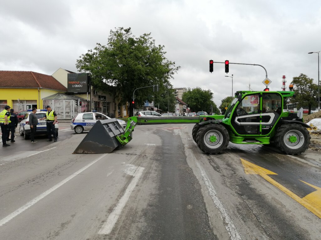 “Sastanak ne odlaže proteste”: Subotički poljoprivrednici do 20 časova blokiraju podvožnjak, najavljuju blokade i za subotu 3 “Sastanak ne odlaže proteste”: Subotički poljoprivrednici do 20 časova blokiraju podvožnjak, najavljuju blokade i za subotu 3