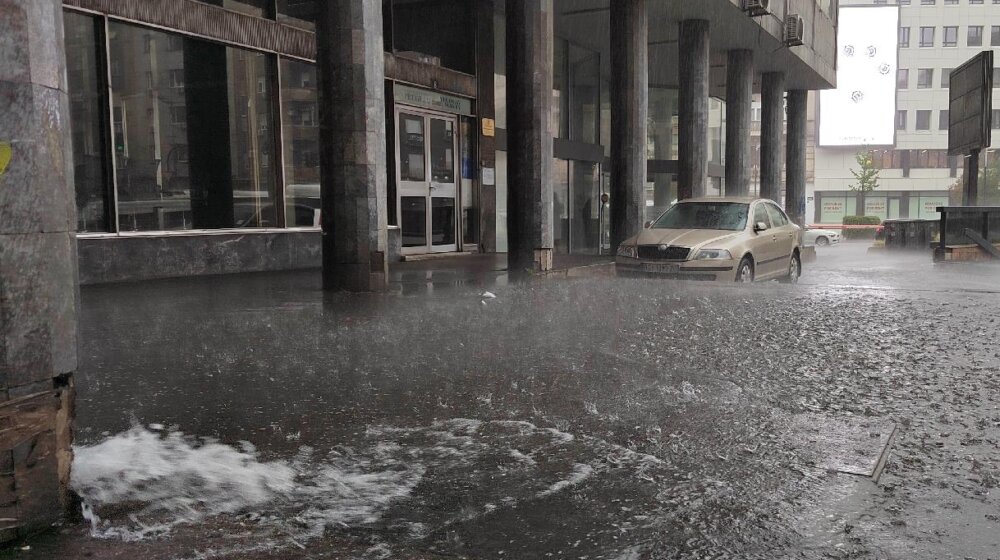 Snažan pljusak u Beogradu, RHMZ izdao hitno upozorenje i na oluju u Mačvi (FOTO, VIDEO) 1