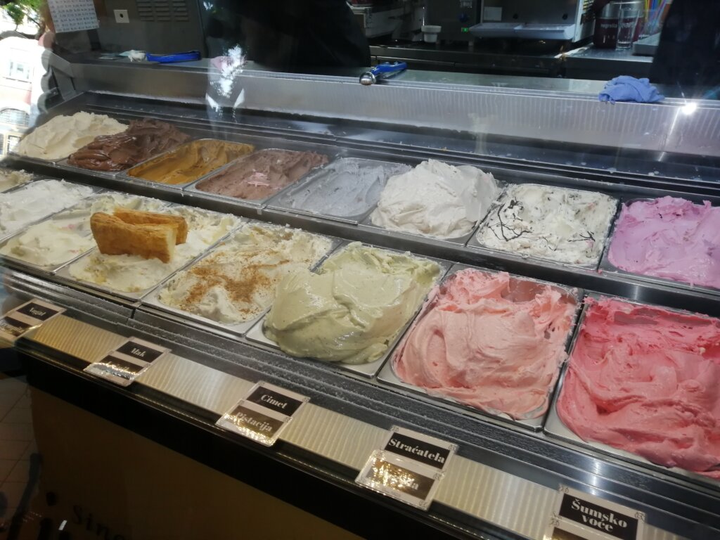 "Svi Subotičani su moje stalne mušterije": Čuvena poslastičarnica proslavila jubilej, ceo vek je u vlasništvu jedne porodice 2 "Svi Subotičani su moje stalne mušterije": Čuvena poslastičarnica proslavila jubilej, ceo vek je u vlasništvu jedne porodice 2