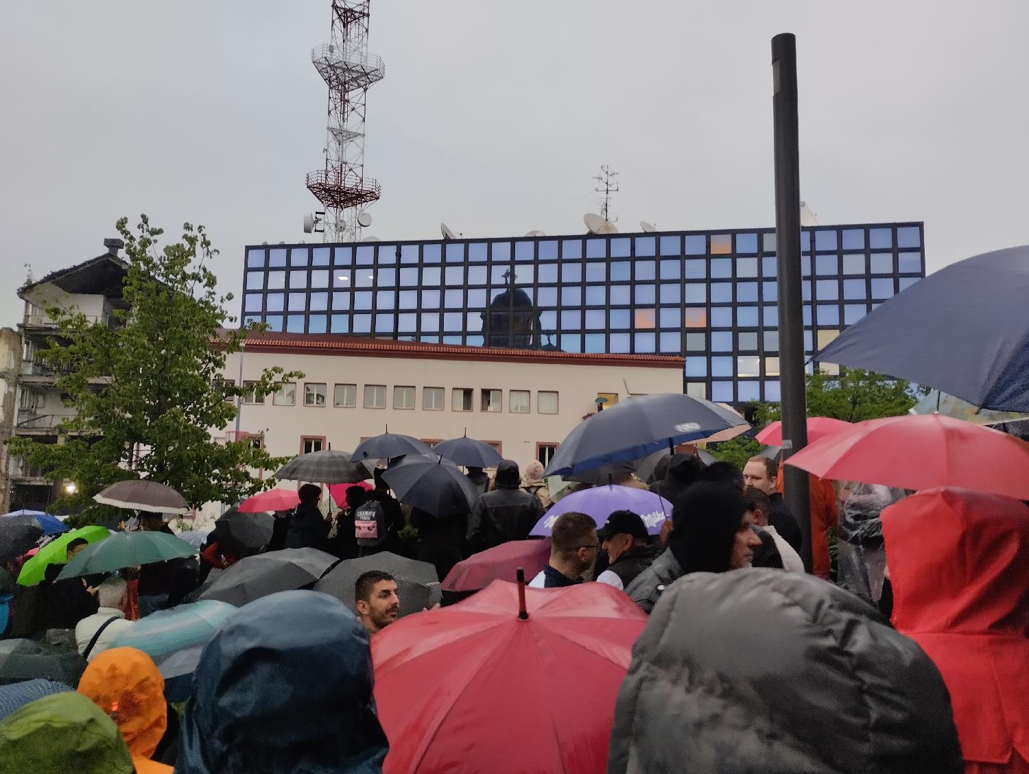 'Prsten' oko RTS-a, kiša, i uključenje u Dnevnik: Slike koje su obeležile protest "Srbija protiv nasilja" (FOTO) 25